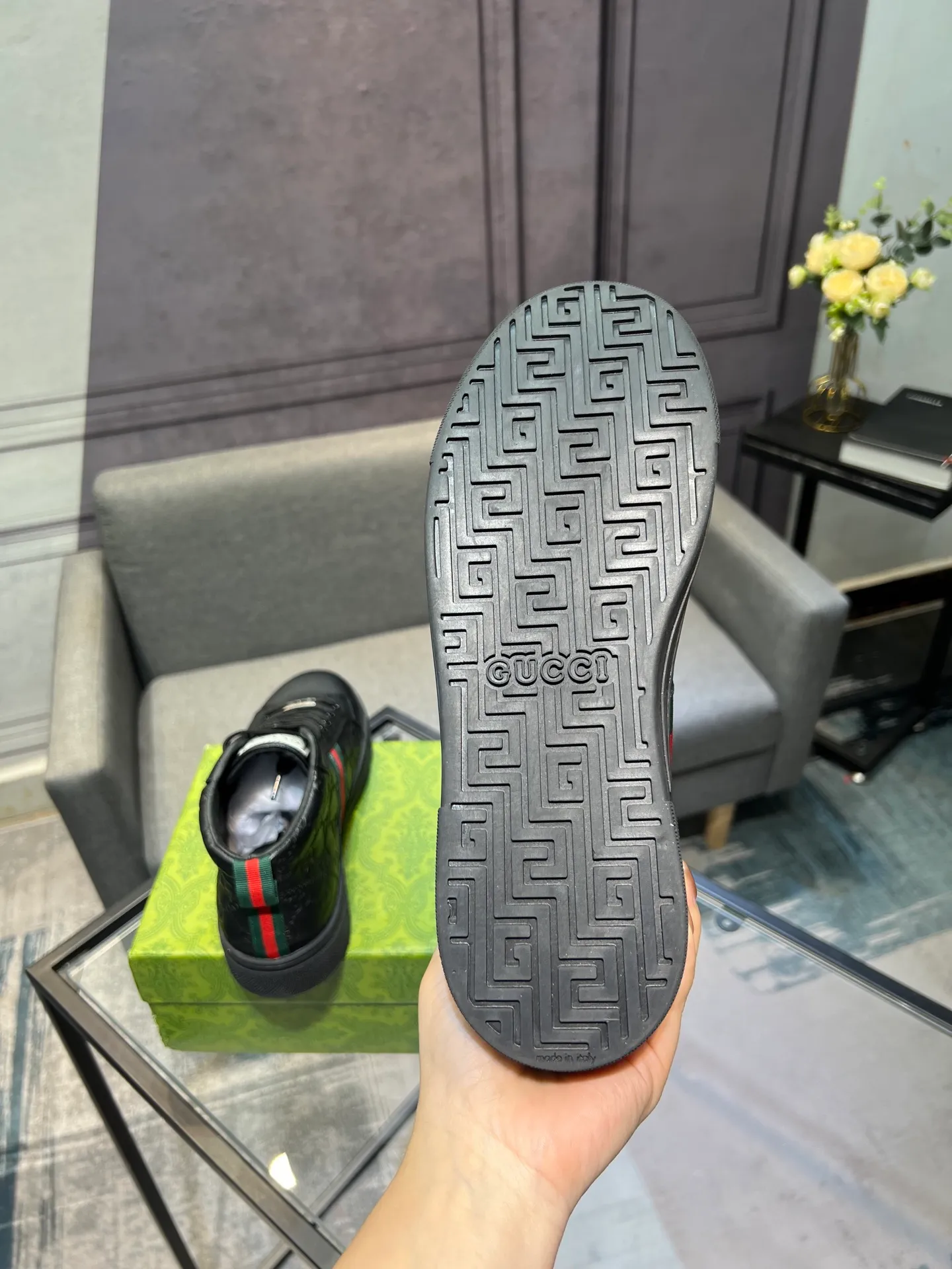 Men's men's shoes 💰460 The new high-top GUCCI (Gucci) counters are launched simultaneously. The new men's shoes, 😘fabrics are selected from imported cowhide, and the lining is sheepskin lining. 👍🏿 High-end ☄️ air-cushion molded anti-slip rubber outsole, exquisite lines, simple and elegant, comfortable and high-end for leisure travel. Code number: 38 to 44 (45 can be customized and cannot be returned or exchanged)